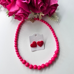 Kit 1 colar bola + 1 brinco coração resina 2cm - Império Pink