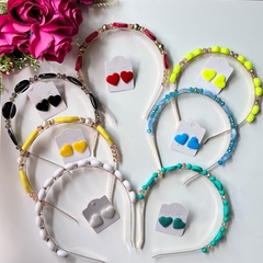 Kit 1 tiara luxo + 1 brinco coração resina 2cm sortidos