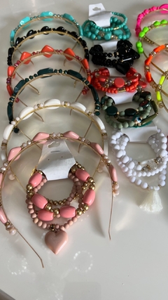 Kit 1 Tiara Luxo + Mix pulseiras miçangas na internet