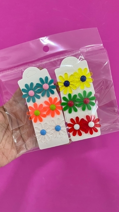 Kit com 6 florzinhas de acrílico sortidas - comprar online