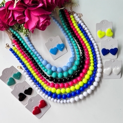 Kit 1 colar bola + 1 brinco coração resina 2cm