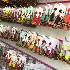 12 pares de brincos mdf com resina sortidos na internet