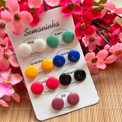 Cartela 7 pares de Brincos botão semaninha resina 1 cm sortido