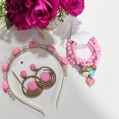 Imagem do Kit 1 tiara luxo + 1 mix pulseiras + 1 brinco Mdf