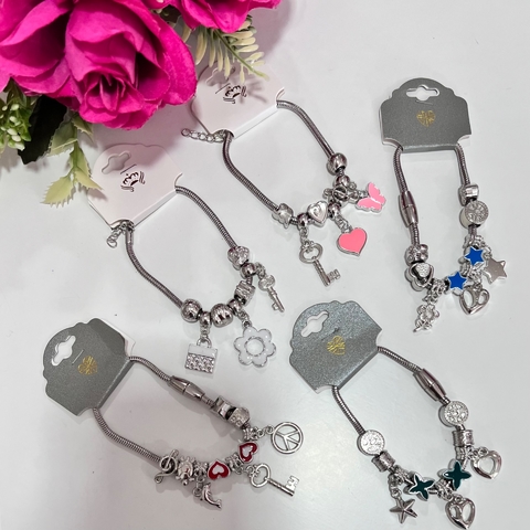 Pulseira berloques prateada estilo feminina sortidas