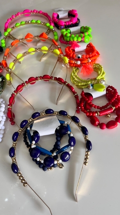Kit 1 Tiara Luxo + Mix pulseiras miçangas - comprar online