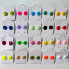 100 pares de brincos botão resina 1cm sortidos - comprar online