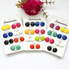 Cartela 7 pares de Brincos botão semaninha resina 1 cm sortido - comprar online