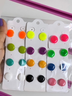 36 pares de brincos botão resina 1cm sortidos na internet