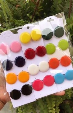 24 pares de brincos botão resina 2cm sortidos - loja online