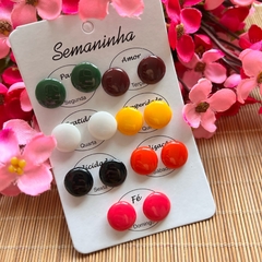 Cartela 7 pares de Brincos botão semaninha resina 1 cm sortido - comprar online