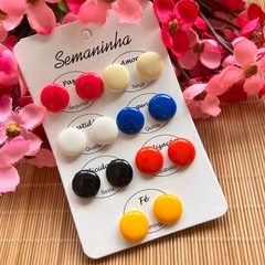 Cartela 7 pares de Brincos botão semaninha resina 1 cm sortido - comprar online