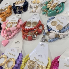 KIT 1 Mix pulseiras miçangas e 1 brinco folheado a ouro bijuteria feminina sortidos na internet