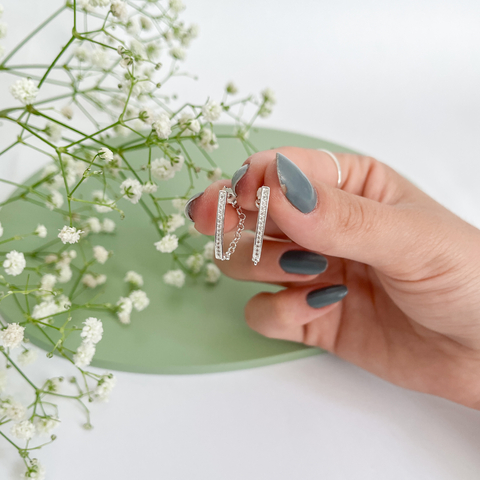 BRINCO DE PRATA FIO COMPRIDO CRAVEJADO COM CORRENTE NA TARRAXA - comprar online