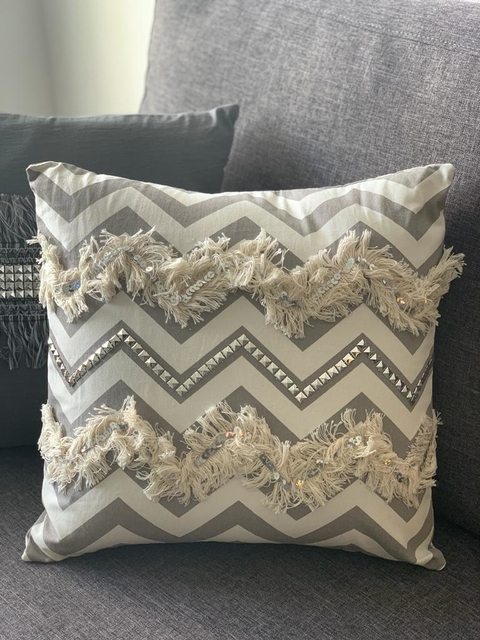 Almohadones intervenidos a mano