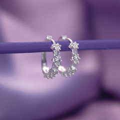 Argola com Zircônias trabalhadas - comprar online