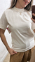 T shirt algodão com golinha - Off white na internet