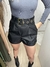 Short em couro com cinto - Preto - comprar online