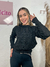 Blusa em tricô preto com detalhes na internet