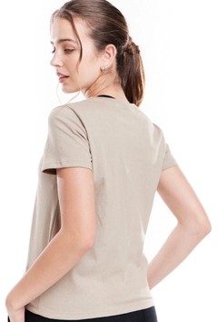 REMERA PILI ORIGIN CLAN BEIGE en internet