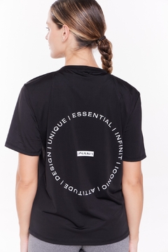 REMERA PETRA ESSENTIAL BLACK en internet