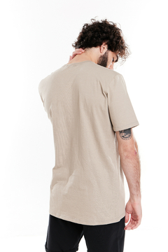 REMERA AQUILES CLAN BEIGE en internet
