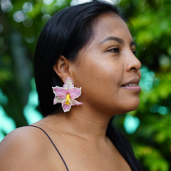 Aretes tejidos a mano en mostacilla miyuki con forma de orquidea cattleya hecha por mujeres indígenas