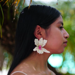 Aretes tejidos a mano en mostacillas miyuki en forma de orquideas reales