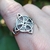 Anillo Nudo de Bruja con Triquetas en internet