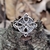 Anillo Nudo de Bruja con Triquetas - Amarrarte