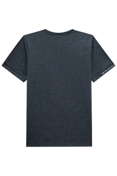 Camiseta menino em meia malha lisa c/detalhe barra da manga - comprar online