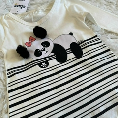 Blusa manga longa com estampa frontal de panda com pompom nas orelhinhas. - comprar online