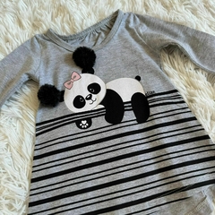 Blusa manga longa com estampa frontal de panda com pompom nas orelhinhas.