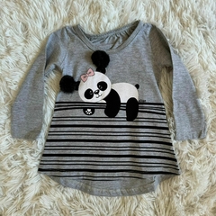 Blusa manga longa com estampa frontal de panda com pompom nas orelhinhas. na internet