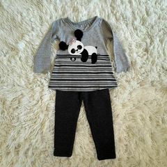 Blusa manga longa com estampa frontal de panda com pompom nas orelhinhas. - loja online