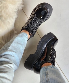 Zapato acordonado de charol
