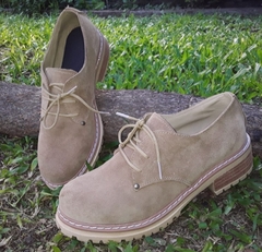 Zapato acordonado de gamuza