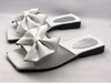 Sandalias chatas moño blanco