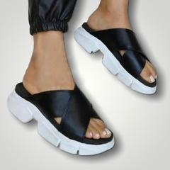 Sandalias base deportiva tiras cruzadas