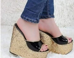 Sandalias forradas dorada con plataforma