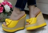 Sandalias moño amarillo con plataformas