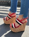 Sandalias con plataformas altas tiras red