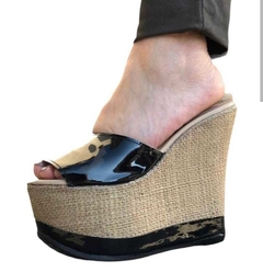 Sandalias de charol negro con plataformas