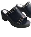 Zuecos negros con tachas