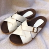 Sandalias entrelazadas con hebilla blancas