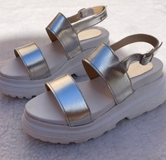 Sandalias tiras paralelas plateada