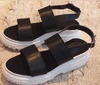 Sandalias tiras paralelas negro