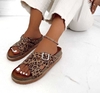 Sandalias entrelazadas con hebillas animal print