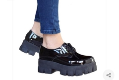 Zapatos acordonados de charol