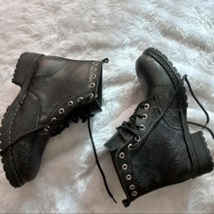 Borcego Muriam con tachas de cuero